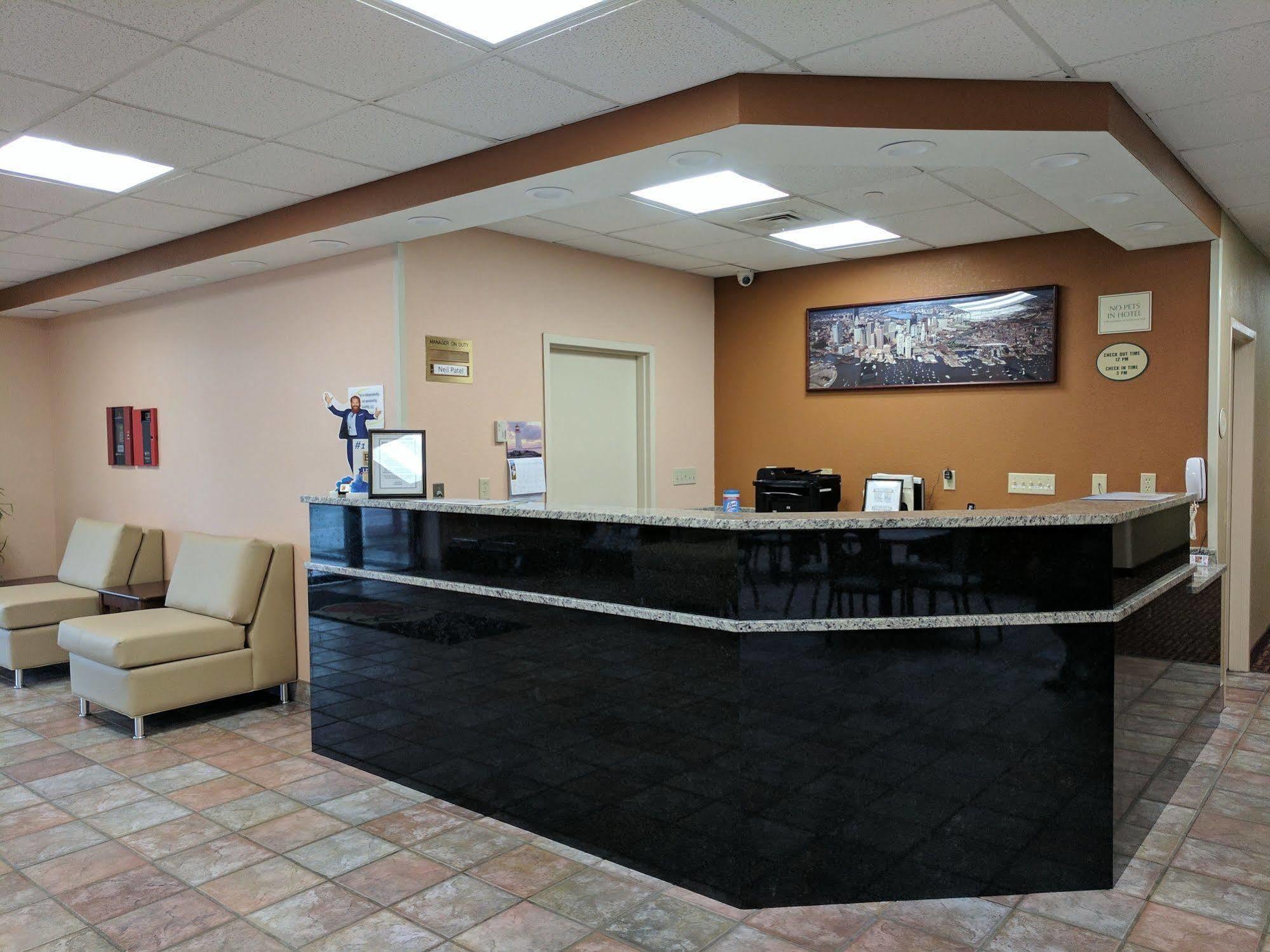 Hotel Super 8 By Wyndham Brockton Extérieur photo